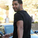 Rapparen Drake poserar flirtigt för kamerorna på gatan!