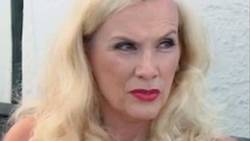 Fruarnas krav: Ta bort Gunilla