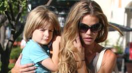 Denise Richards tar hand om Sheens barn