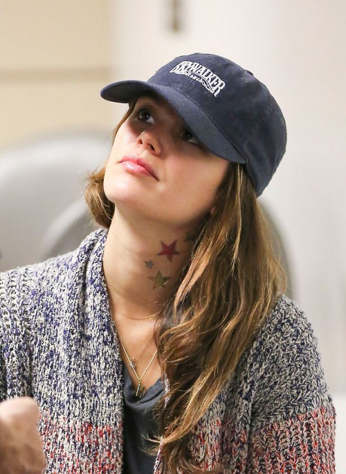 Spana in Rachel Bilsons temporära tatuering