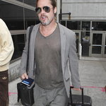 Brad Pitt matchar sin outfit med sitt gråa hår och skägg!