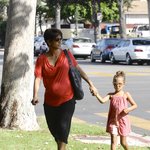 Gravida Halle Berry går med dottern Nahla på ett läkarbesök!