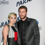 Liam Hemsworth sågs kyssa en okänd brunett bakom Miley Cyrus rygg!