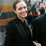 Angelina Jolie tar emot heders-Oscar för sitt humanitära arbete!