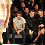 London Fashion Week: Harry Styles spanar in modeller på catwalken!