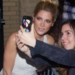 Ashley Greene hängde med fans utanför Apple i New York!