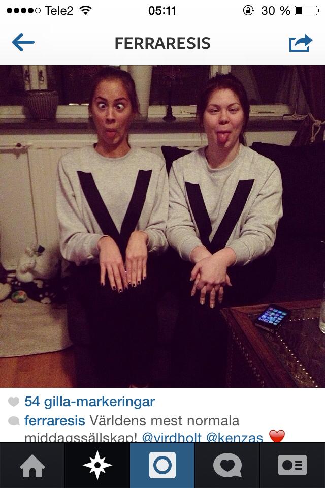 Grimasbild på Kenza och bästa vännen Nadia.