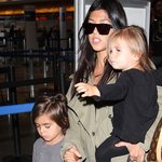 Kourtney Kardashian hade händerna fulla med barnen på LAX!