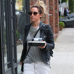 Ashley Tisdale tar en snabblunch!