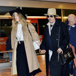 Johnny Depp och Amber Heard anländer på Tokyos flygplats!