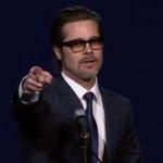 Kan någon snälla få Brad Pitt att sluta sjunga!