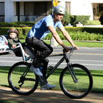 Josh Duhamel tar sin son Axl på en cykeltur!