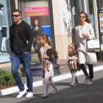 Jessica Alba shoppar på the Grove i LA med sin familj!