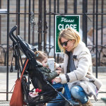 Sienna Miller tar med sin dotter till en lekplats i New York!