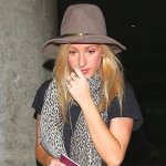 Ellie Goulding ser cool ut i en brun Fedora-hatt!
