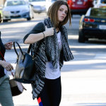 Ashley Greene shoppar på Bristol Farms i Beverly Hills!