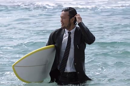 Nu kan du surfa med en kostym som är en våtdräkt