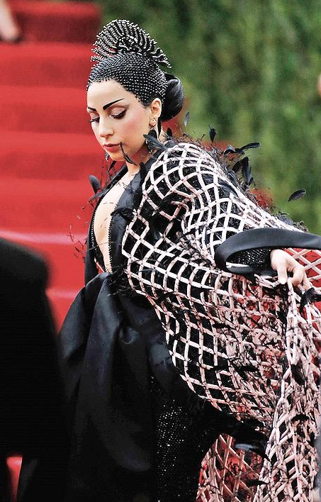 De mest extravaganta klänningarna från årets Met-gala