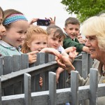 Se filmen med Charles och Camilla på historiskt besök