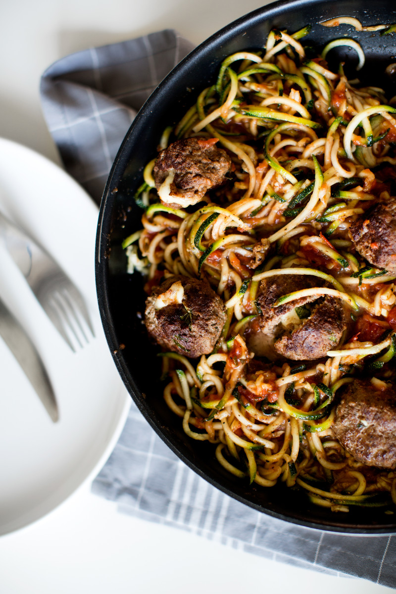 Mozzarellafyllda köttbullar i tomatsås med LCHF-zucchinipasta