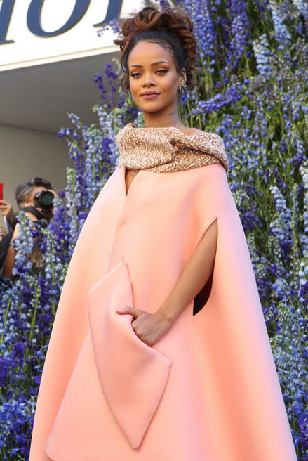 Rihanna i rosa Dior-kappa