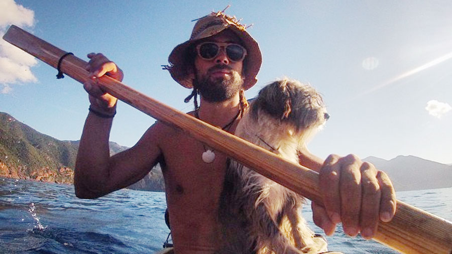 Sergi paddlade 500 mil på kajak runt Medelhavet – med upphittad hund