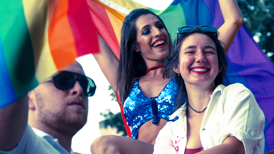 Stockholms Prideparad slutade i regnkaos – se bilderna här