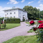 Följ med till kungafamiljens sommarslott! Babylycka, barnbarnsmys – och stor överraskningsfest för Victoria!