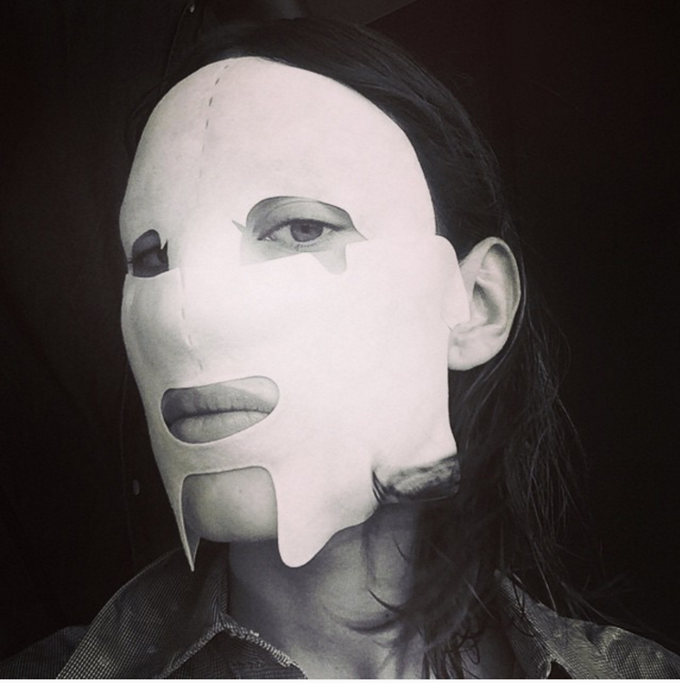 11 Kändisar delar med sig av ansiktsmask-selfies – skrattfest deluxe