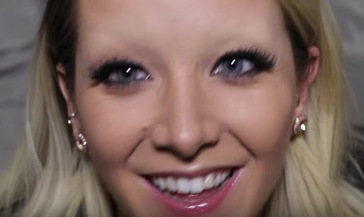 Världens största kvinnliga Youtube-stjärna rakar av sig ögonbrynen