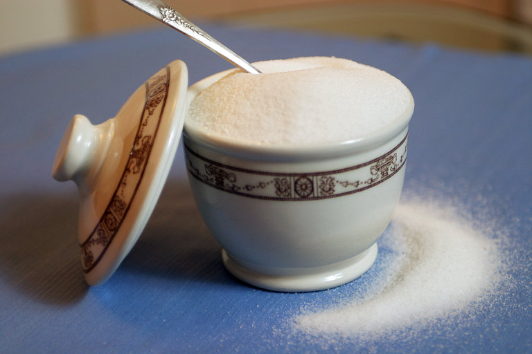 Studie med kopplingar till livsmedelsindustrin bagatelliserar farorna med socker