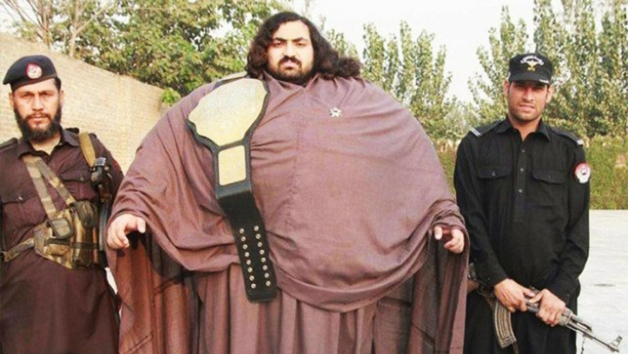 Han kallas för den pakistanska Hulken – väger 430 kilo