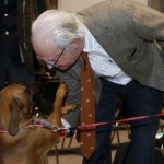 Här försöker kungen få pli på sin hund