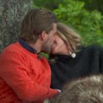 Joacim och Caroline kysser på gammal träbänk