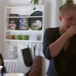 Pajigt när tjejerna förbereder kräftskiva