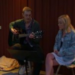 Alma charmar Erik med akustiskt musikuppträdande