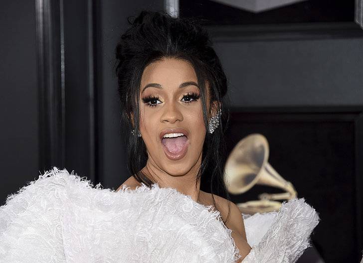 Cardi B är gravid – överraskade under framträdande